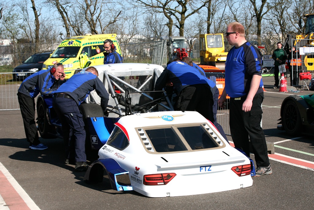Der blev arbejdet med bilen under kvalifikationen
(Foto: Motorsporten.dk)